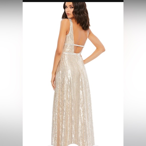 Mac Duggal -METALLIC SEQUINED PLUNGE NECK GOWN size 6 - Picture 3 of 3